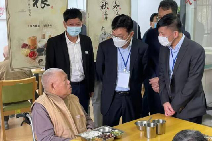 孫玉菡今年四月底率團探訪中山市一間頤養院，與住院的港人交談