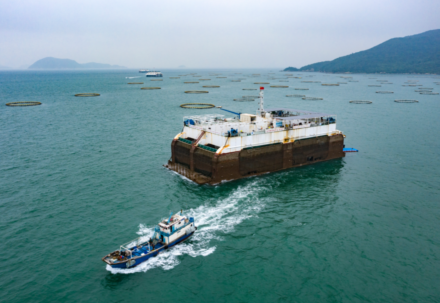 作為國家海洋綜合試驗場，珠海萬山鎮(zhèn)發(fā)展起了以深遠海智能養(yǎng)殖、海洋牧場、休閑漁業(yè)等為代表的現(xiàn)代漁業(yè)，發(fā)展空間廣闊。圖為滿載漁獲的漁船正駛離位于萬山海域的“澎湖號”海上牧場。