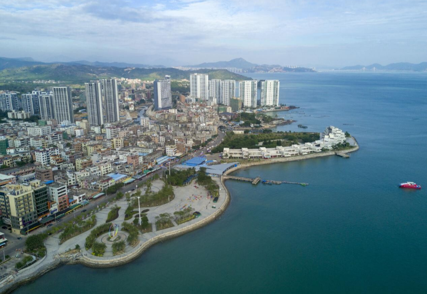 惠州正以大亞灣臨海石化為龍頭，構建起以海洋交通運輸、濱海旅游、海洋漁業(yè)、綠色清潔能源業(yè)為重點的發(fā)展格局，初步建成具有惠州特色的現代海洋產業(yè)體系。2022年惠州海洋生產總值約1140億元，約占全市GDP的21%。圖為惠州大亞灣。