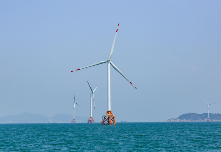 中山海上風電產業(yè)近年來進入發(fā)展快車道，風電產業(yè)鏈擴展至技術研發(fā)、零部件制造、整機組裝、檢測認證、風電場開發(fā)建設等領域，全市風電產業(yè)產值超百億元。圖為位于伶仃洋的海上風電工程。