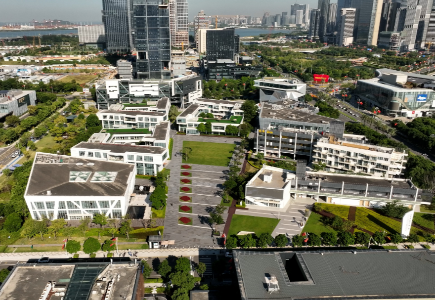 前海深港青年夢工場，由前海管理局、香港青年協會、深圳市青年聯合會三方共同發起成立。重點支持智能硬件、移動互聯網、文化創意等三大領域創業。截至目前，已累計孵化團隊468家，其中港澳臺及國際團隊236家，團隊總融資額超23億元。圖為前海深港青年夢工場。