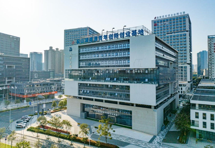 松山湖港澳青年創新創業基地以松山湖人才大廈為中心基地，統籌松山湖國際機器人基地、光大WE谷、林潤智谷、粵港文化創業服務中心等8個站點單位，有效集聚、孵化一批高水平的創新創業項目。截止2022年，東莞市首批兩家市級港澳青年創新創業基地——松山湖港澳青年創新創業基地與濱海灣港澳青年創新創業基地已累計引進港澳人才創業企業160多家。圖為松山湖港澳青年創新創業基地。