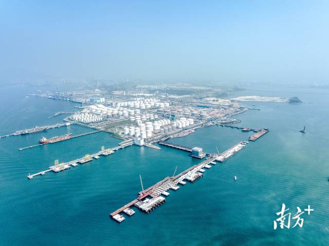惠州港荃灣港區一座座碼頭沖水而出。