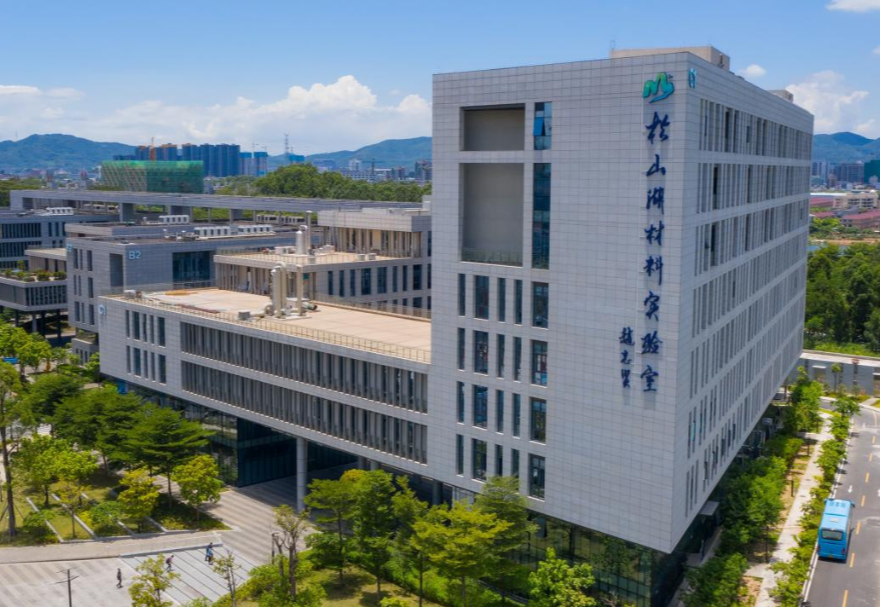 大灣區(qū)先進制造業(yè)發(fā)展勢頭強勁，這為先進材料應用奠定了豐厚的基礎。目前大灣區(qū)的先進材料產(chǎn)業(yè)在全球價值鏈地位穩(wěn)步提升，已初步形成惠州新材料產(chǎn)業(yè)園、東莞立沙島精細化工園、中國綠色新材料（珠海）產(chǎn)業(yè)園等先進材料產(chǎn)業(yè)基地，并集聚了以中國散裂中子源、松山湖材料實驗室為首的戰(zhàn)略性科研平臺。圖為位于東莞的松山湖材料實驗室。