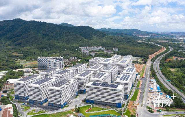 珠海正大力推進(jìn)5.0產(chǎn)業(yè)新空間建設(shè)。圖為大灣區(qū)智造產(chǎn)業(yè)園D區(qū)。南方+記者 關(guān)銘榮 攝 