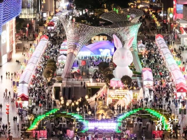 位于深圳福田區(qū)的“One Avenue·卓悅中心”商圈是港澳消費(fèi)者“北上”常去的目的地之一，每到周末人潮涌動(dòng)。