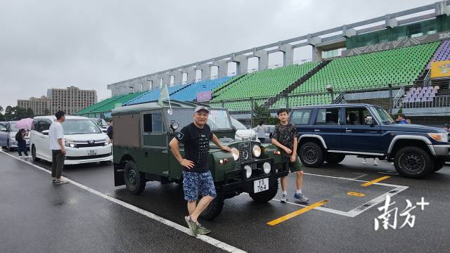 香港越野車協會創會會長江啟航（左）帶著兒子，開上心愛的越野車，在“港車北上”實施首日從香港前往珠海。