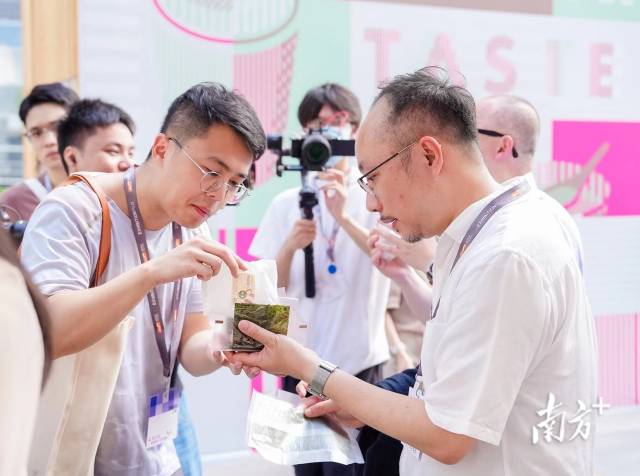 　　今年5月底，百農社國際有限公司參加了香港貿易發展局在深圳舉辦的“港·潮流”購物節，首次把“華御結”日式飯團帶到內地市場。馬國怡（右）正在邀請顧客品嘗日式飯團。