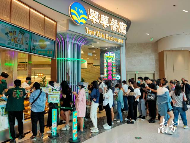 　　今年以來，翠華餐廳在廣州、深圳、珠海等大灣區內地城市的分店生意復蘇明顯。每到飯點，餐廳門口都不少人排隊等候。
