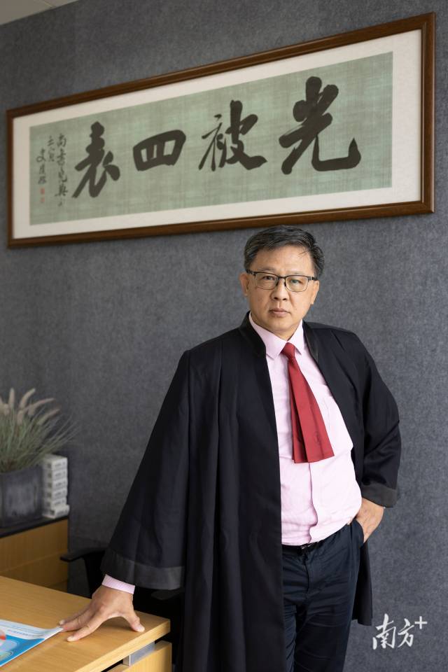 何君堯。