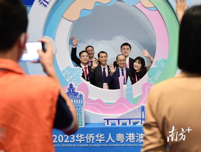 參加2023華僑華人粵港澳大灣區(qū)大會(huì)的海內(nèi)外僑界精英、嘉賓代表。 南方+記者 肖雄 王俊濤 攝