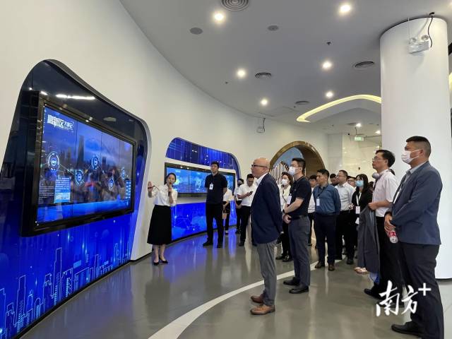5月25日，客商們前往肇慶高新區創新創業科學園開展投資環境考察。南方+記者 盧舒曼 攝