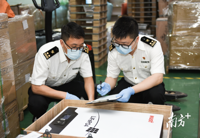 佛山海關關員對出口鋰電池進行監管驗放。
