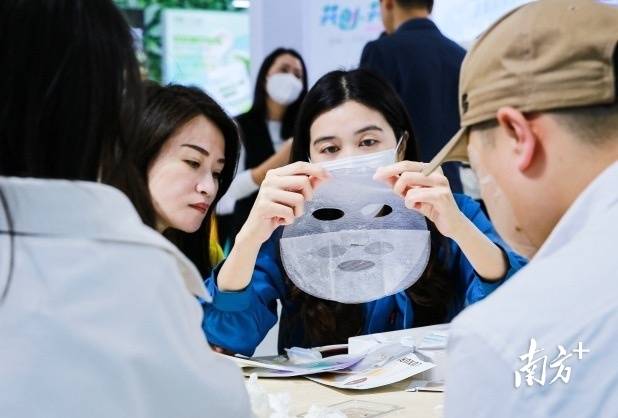 在2023年，摘下口罩后，“彩妝消費”率先回潮。