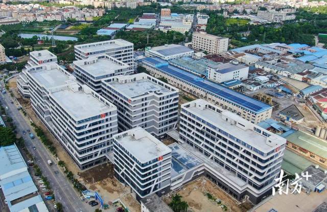 　　中山正在大力推進“工改”，力求闖出產業(yè)空間革命新路。圖為建成封頂?shù)男戽?zhèn)九洲基廣成路“工改”項目。 葉志文攝
