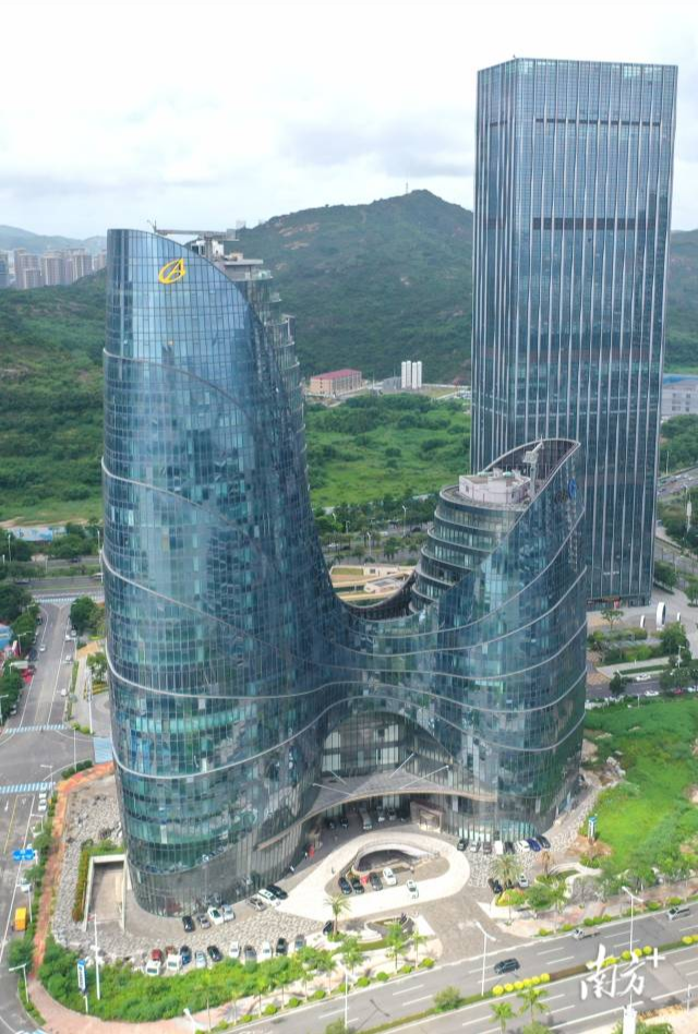 首個子項目將為橫琴華策國際大廈提供建筑智能化升級、節能改造服務。 