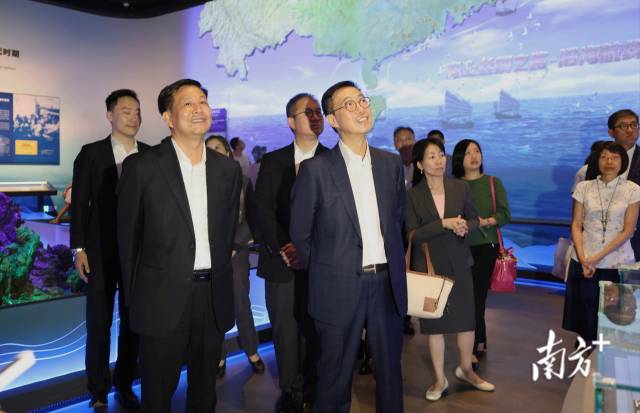 香港特別行政區政府文化體育及旅游局一行在參觀中國僑都華僑華人博物館。 彭偉宗 攝
