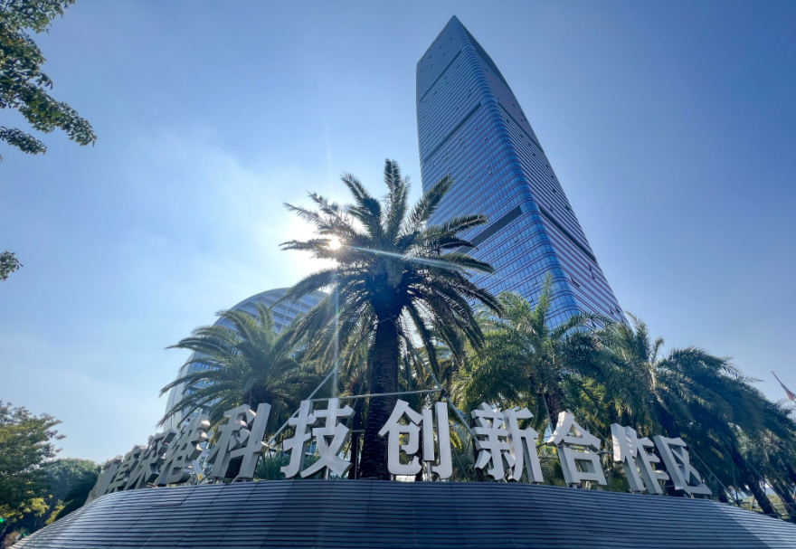 河套合作區(qū)還在不斷“拔節(jié)生長(zhǎng)”。在新發(fā)展階段，深港兩地將積極構(gòu)建有利于科技創(chuàng)新的政策規(guī)則體系，打造粵港澳大灣區(qū)國(guó)際科技創(chuàng)新中心重要極點(diǎn)，努力成為粵港澳大灣區(qū)高質(zhì)量發(fā)展的重要引擎。圖為河套合作區(qū)。    　　      圖源：南方日?qǐng)?bào)、深圳市福田區(qū)河套深港科技創(chuàng)新合作區(qū)建設(shè)發(fā)展事務(wù)署、新華社