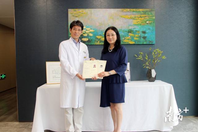 澳門醫療人員領取橫琴粵澳深度合作區執業證書。