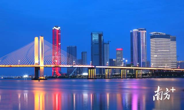 橫琴粵澳深度合作區的璀璨夜景。 