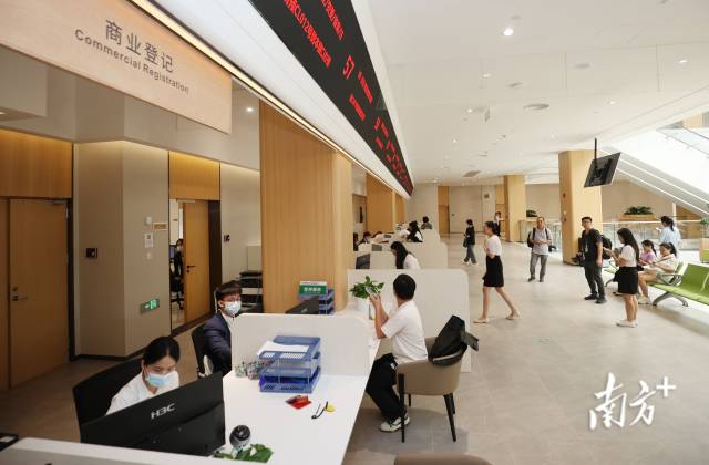 通過“跨境通辦、一地兩注”機制，投資者可以便捷辦理跨境商事登記。 
