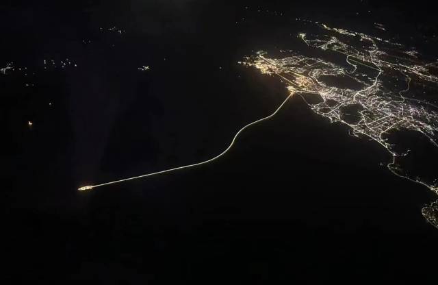 網友從空中拍攝的港珠澳大橋西人工島及延伸出的橋體。