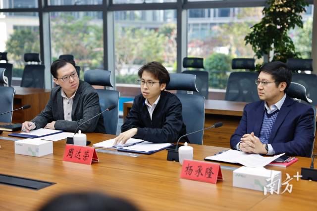 香港公務員周達榮（中）派駐到深圳福田區政府開展三個月的交流協作。