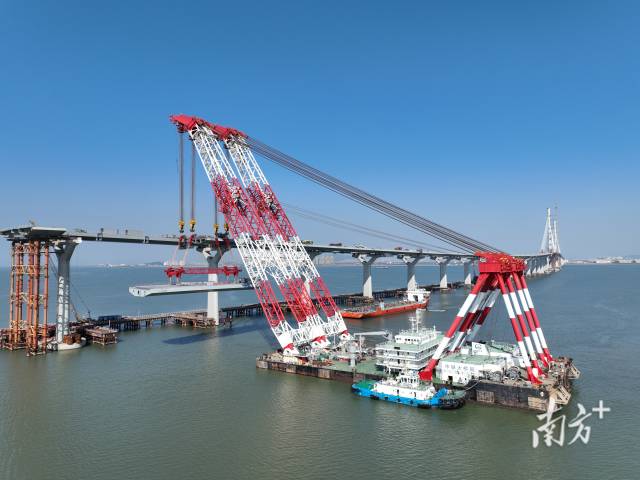 “大橋海鷗號”架設(shè)進行中。
