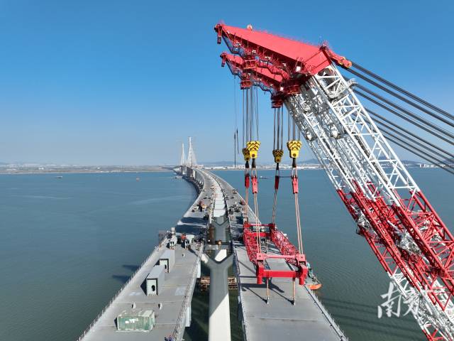 黃茅海跨海通道中引橋合龍現(xiàn)場。