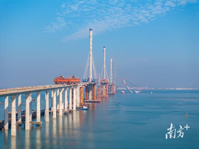 黃茅海跨海通道西引橋節段梁架設現場。