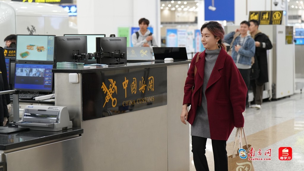 首位攜帶動植物產品的澳門居民通過海關查驗。