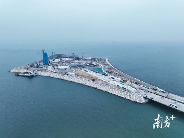 深中通道西人工島施工現(xiàn)場(chǎng)。