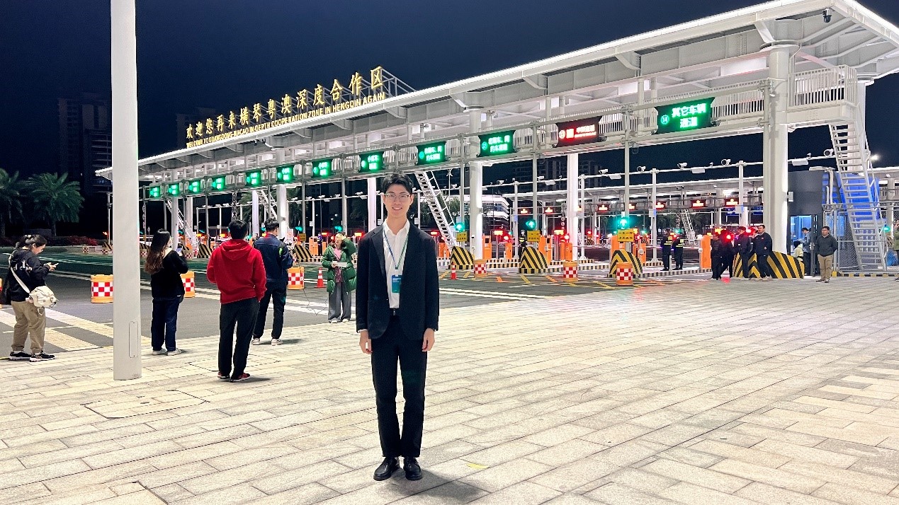 3月1日凌晨，澳門青年蕭文杰在橫琴粵澳深度合作區封關運行現場拍照留念。受訪者供圖