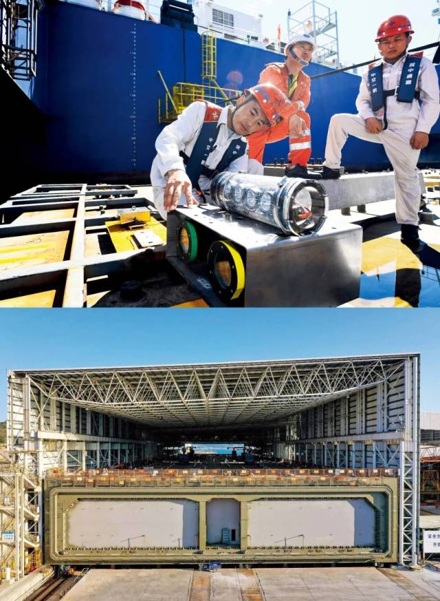 上圖：2022年7月22日，在“一航津安1”號(hào)沉管運(yùn)輸安裝一體船掛載的E19沉管上，測(cè)繪團(tuán)隊(duì)負(fù)責(zé)人（左一）為潛水員講解拆解水下雙目攝影定位設(shè)備的注意事項(xiàng)。下圖：2023年1月30日，中交四航局珠海牛頭島沉管智慧工廠，深中通道海底隧道最后一個(gè)管節(jié)（非標(biāo)準(zhǔn)管節(jié)、含最終接頭）。本版圖/新華社