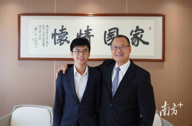 蔡展思（左）與父親蔡冠深。