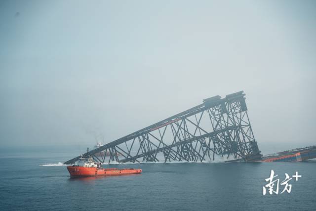 “海基二號”成功滑移下水。  南方+ 關(guān)銘榮 拍攝