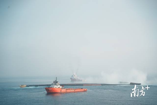 “海基二號”成功滑移下水。  南方+ 關(guān)銘榮 拍攝