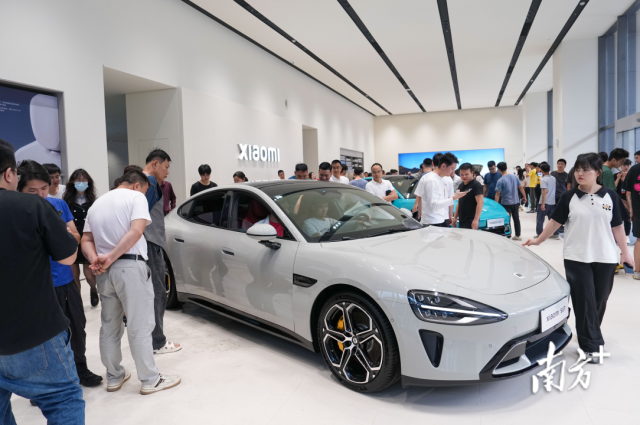 小米汽車首個車型——小米SU7的銷售現(xiàn)場