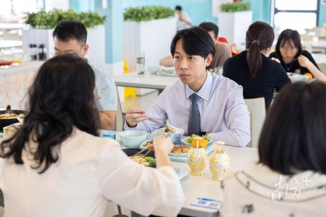 梁偉衡與同事共進午餐。