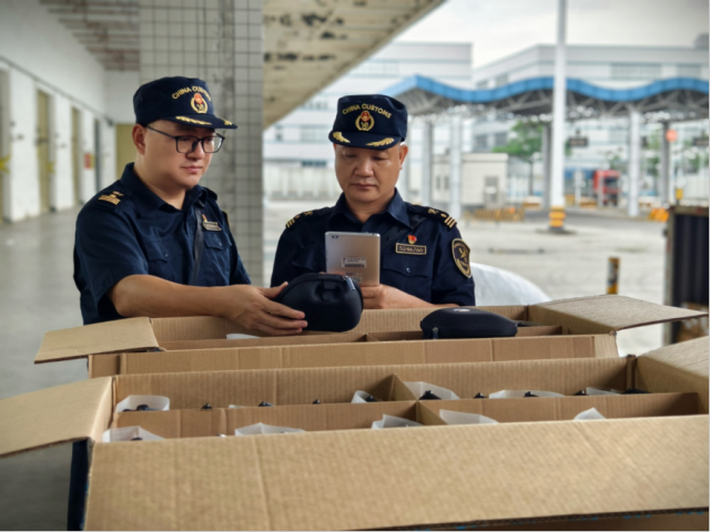 沙田海關關員對經“東莞-香港國際空港中心”出口貨物車輛進行監管。鄧麗紅 攝