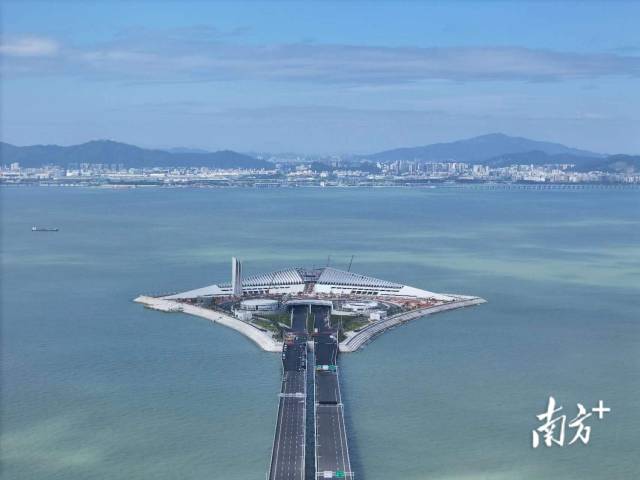 深中通道西人工島向東，是世界最長的雙向八車道海底沉管隧道。