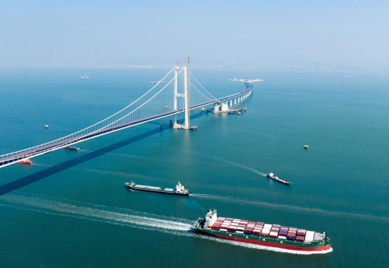 2023年11月28日，深中通道海底沉管隧道實現(xiàn)貫通，標(biāo)志著深中通道的主線全線貫通，為通車創(chuàng)造了必要條件，項目邁向收尾工程階段。圖為深中通道主線貫通。