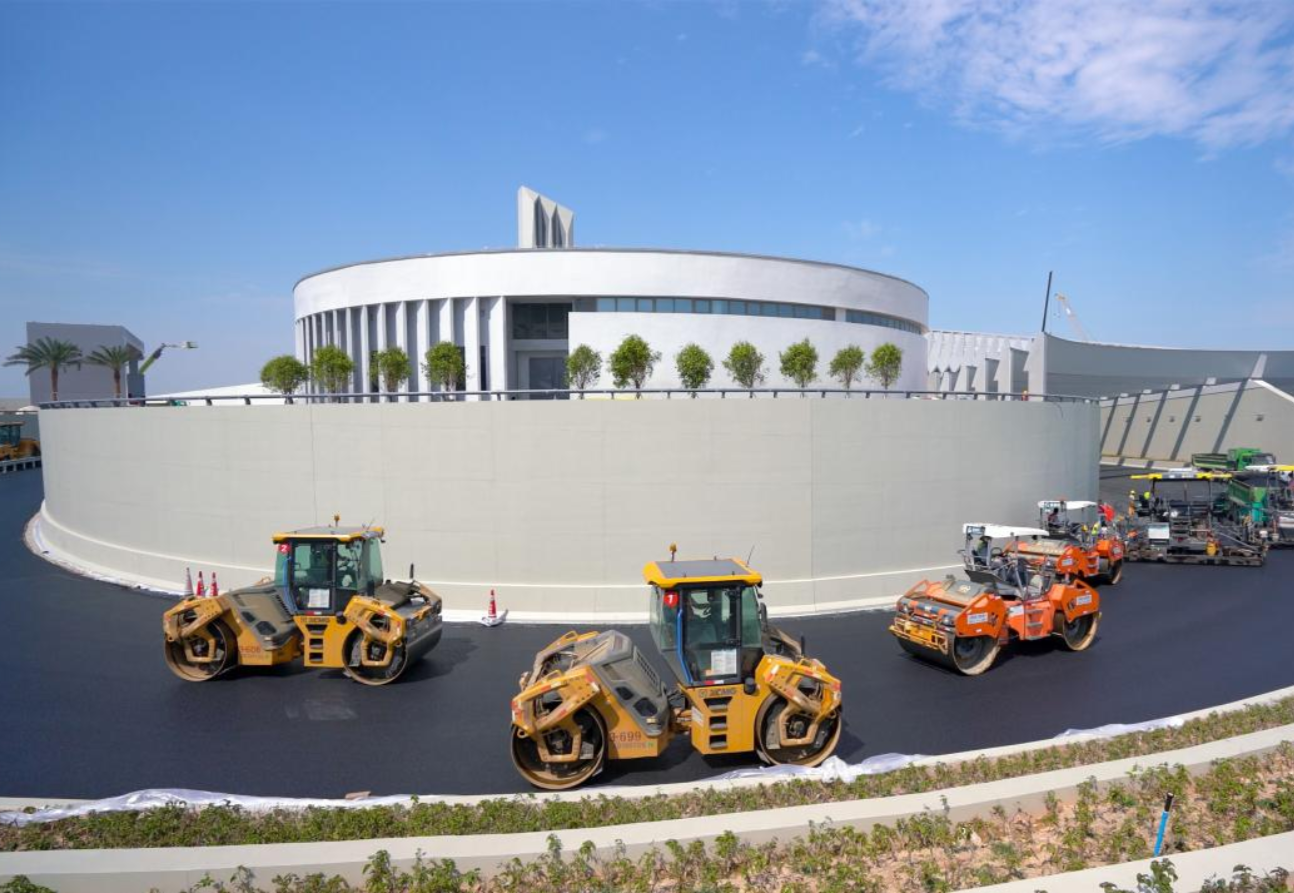 2024年5月16日，深中通道完成全線瀝青路面施工。深中通道全線路面工程包括鋼橋面鋪裝、混凝土橋面鋪裝、海底隧道瀝青路面等。其中，鋼橋面鋪裝施工總面積達38萬平方米，相當(dāng)于53個標(biāo)準(zhǔn)足球場的面積，是目前世界上規(guī)模最大的環(huán)氧類鋼橋面鋪裝工程。圖為深中通道路面瀝青攤鋪現(xiàn)場。