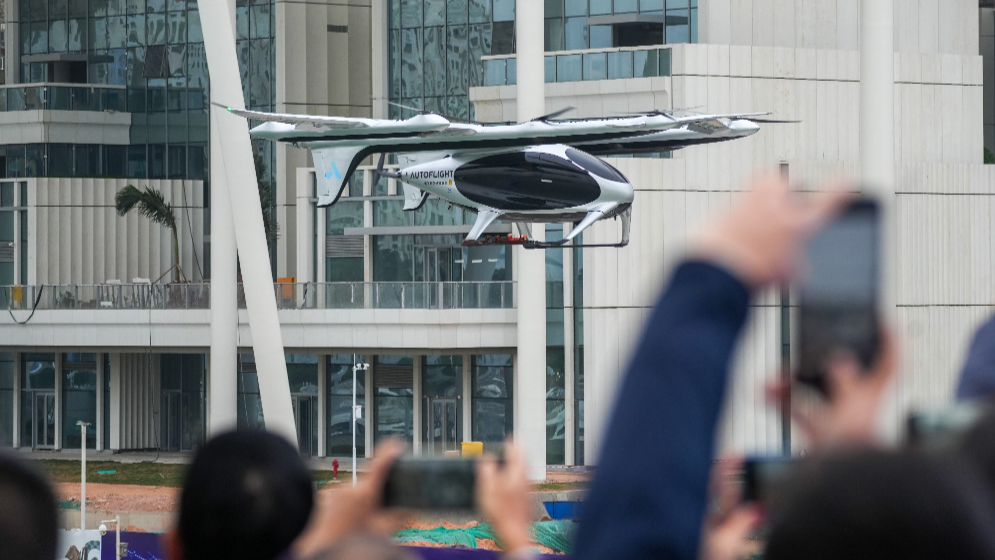 今年2月，全球首條跨海跨城電動垂直起降航空器在深圳、珠海成功試航。攝影：錢文攀