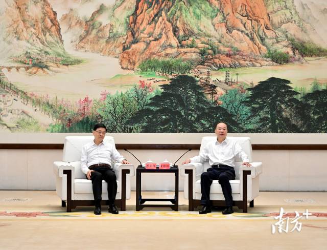 7月12日下午，省委書記黃坤明在廣州與香港特別行政區行政長官李家超會見交流。南方+記者 王輝 攝