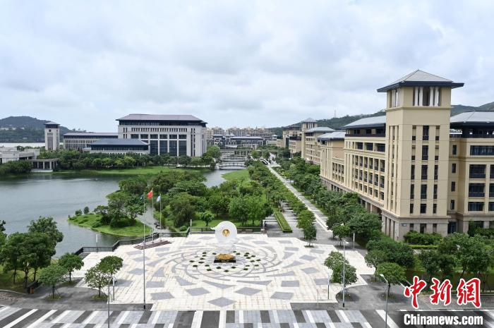 今年是澳門大學遷入橫琴校園辦學10周年，圖為6月13日拍攝的澳大橫琴校園。　中新社記者 李志華 攝