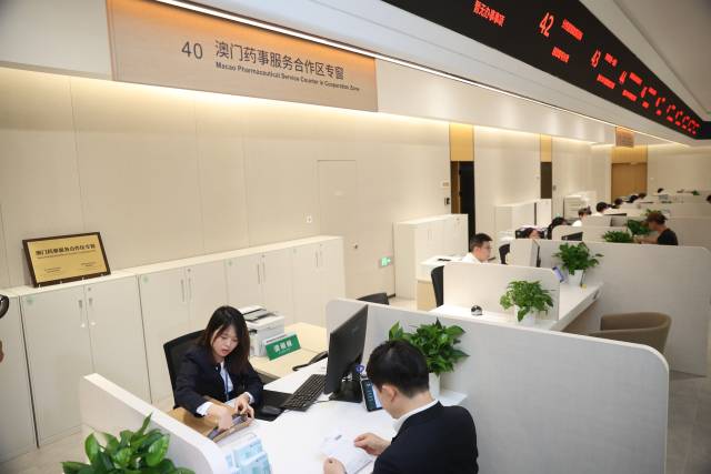 工作人員正為企業(yè)負(fù)責(zé)人辦理業(yè)務(wù)。