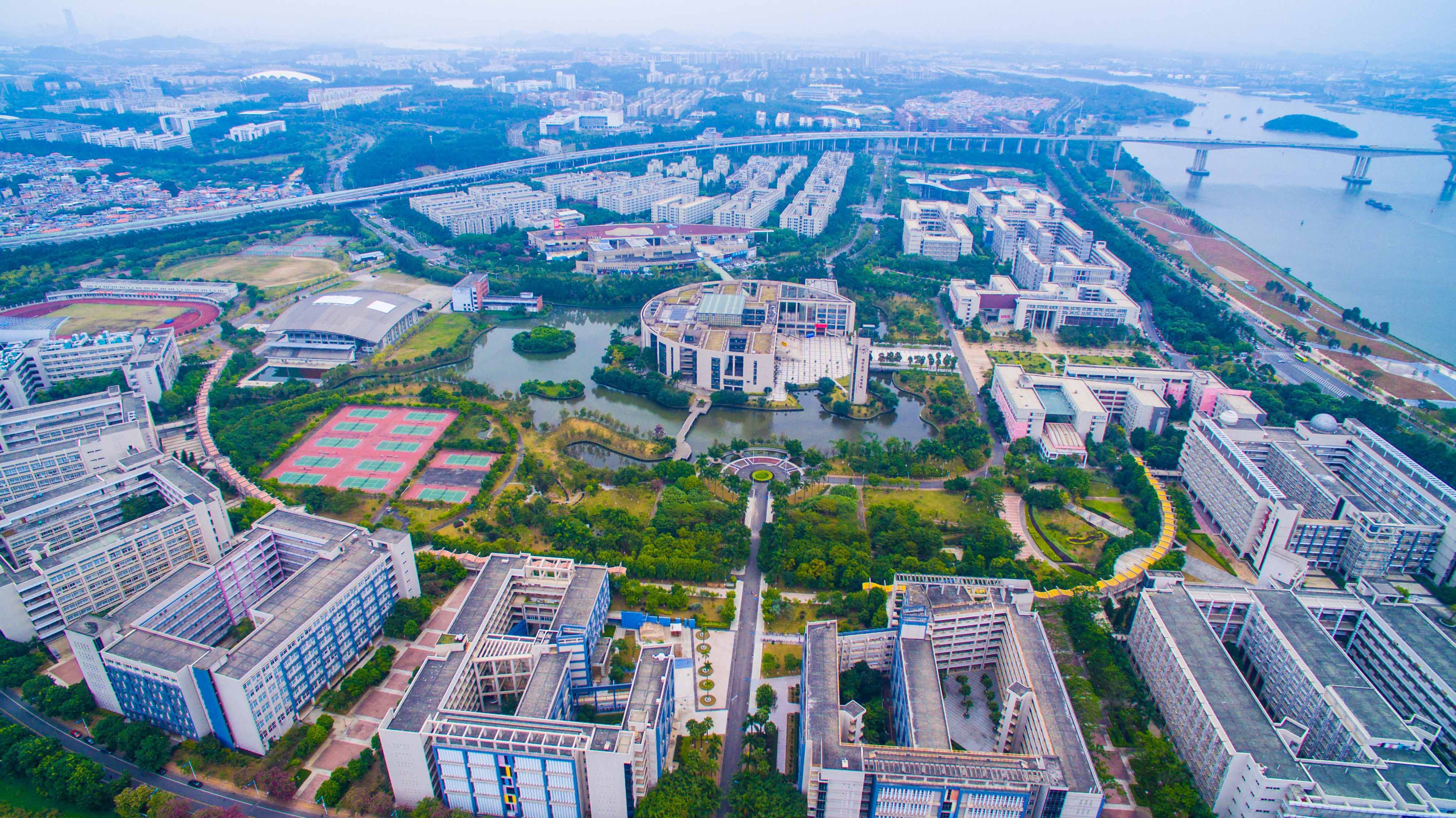 廣州大學城聚集12所高校，是廣州創(chuàng)新資源的“沃土”。攝影：肖雄