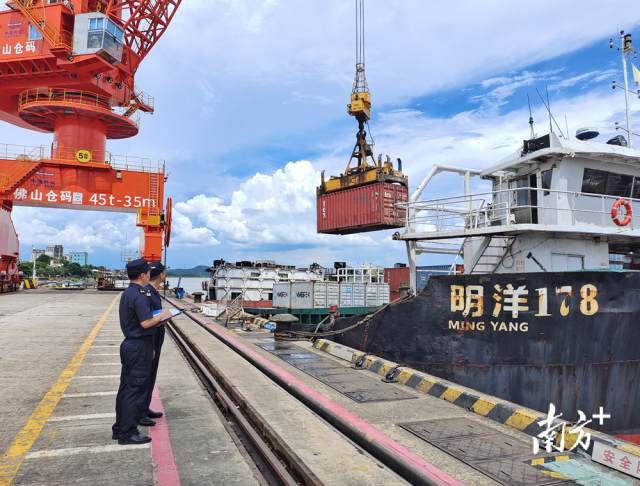 佛山海關關員對通過“一港通”模式出口的集裝箱進行監管。