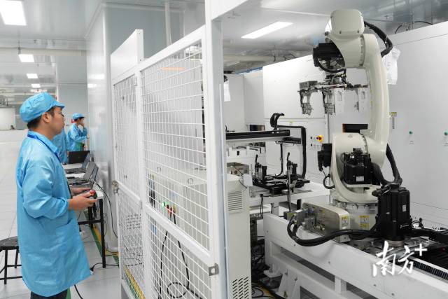  惠州市華陽多媒體電子有限公司的生產線。  南方日報記者 梁維春 攝